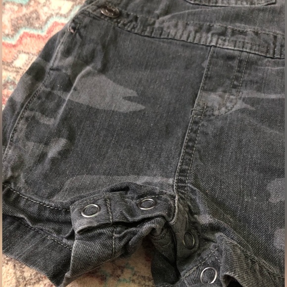2/15• Denim camo overalls• Baby clothing•3-6 M - Picture 7 of 7